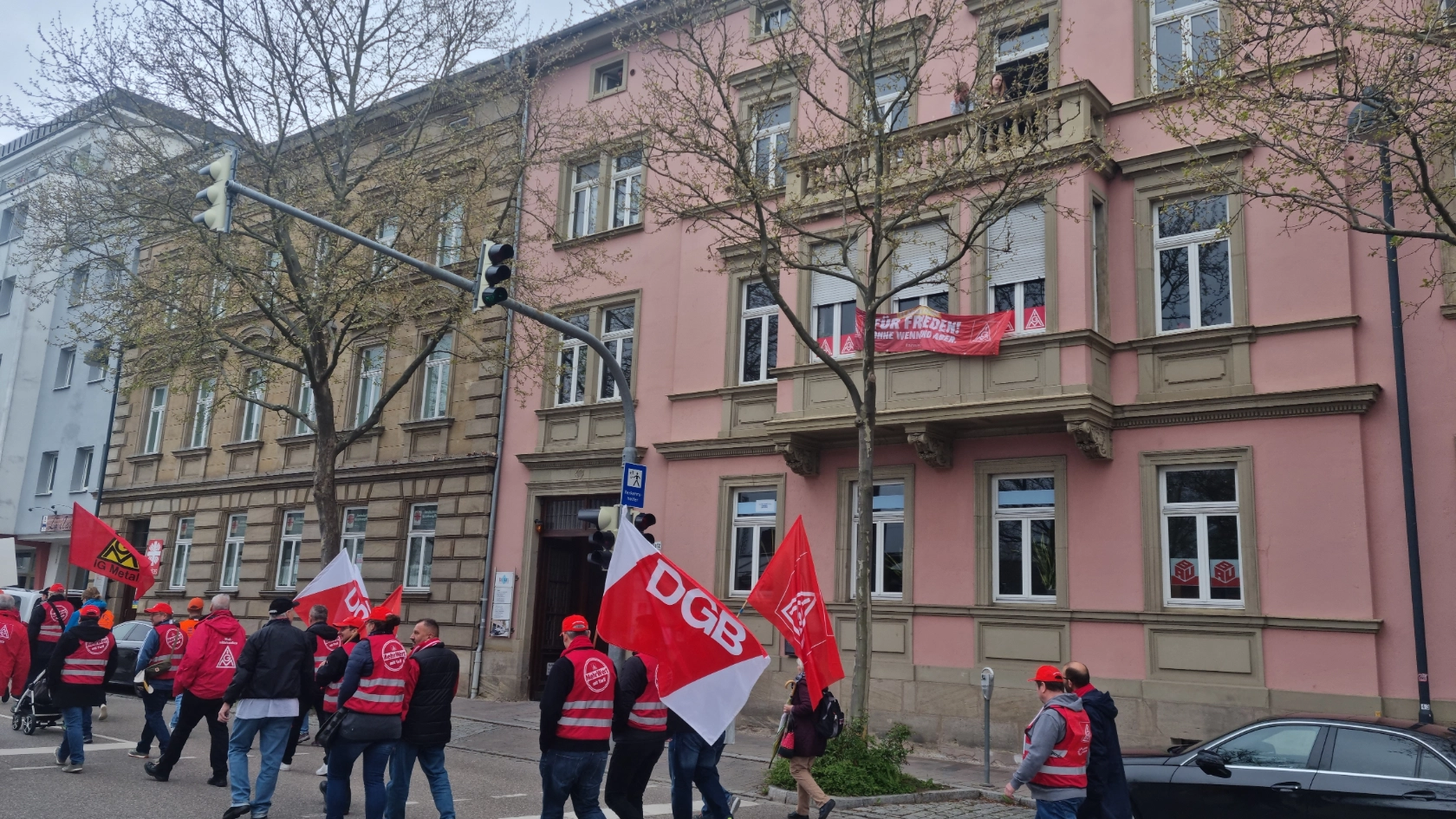 Demozug vor der Geschäftsstelle der IG Metall Westmittelfranken