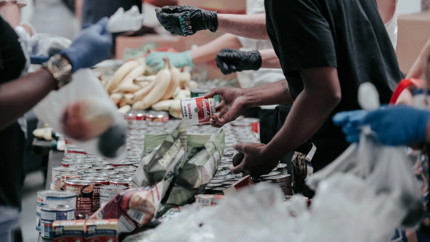 Menschen teilen Lebensmittelspenden aus 