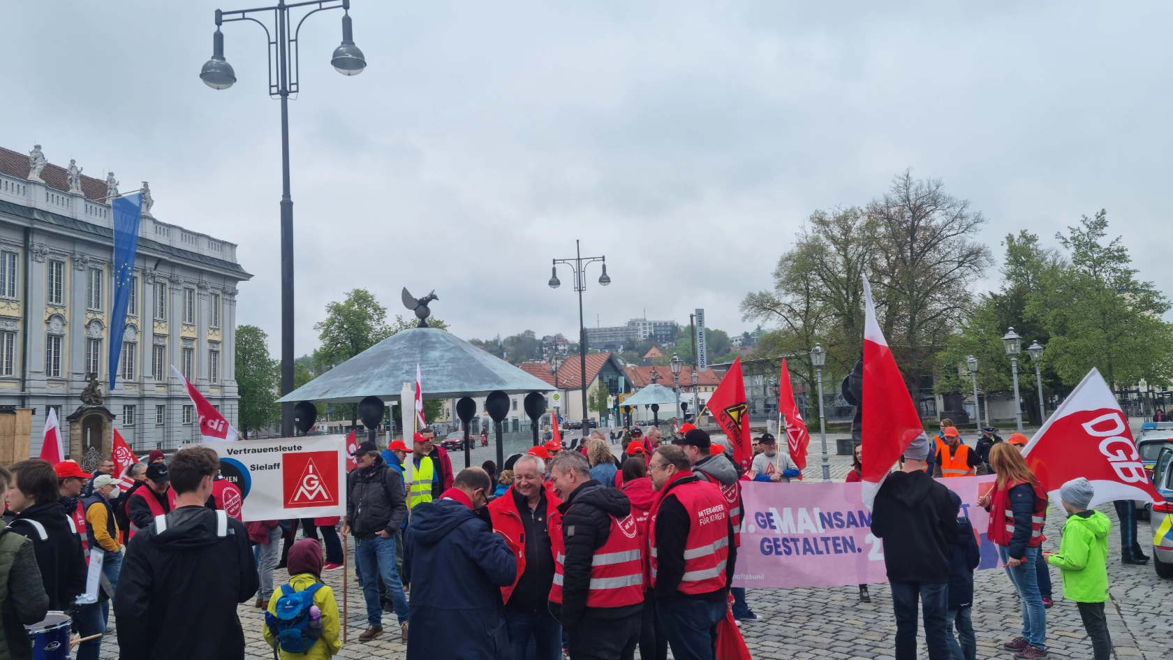 Viele Gewerkschafter*innen stehen auf dem Schlossplatz und sammeln sich zum Demozug zum 1.Mai in Ansbach