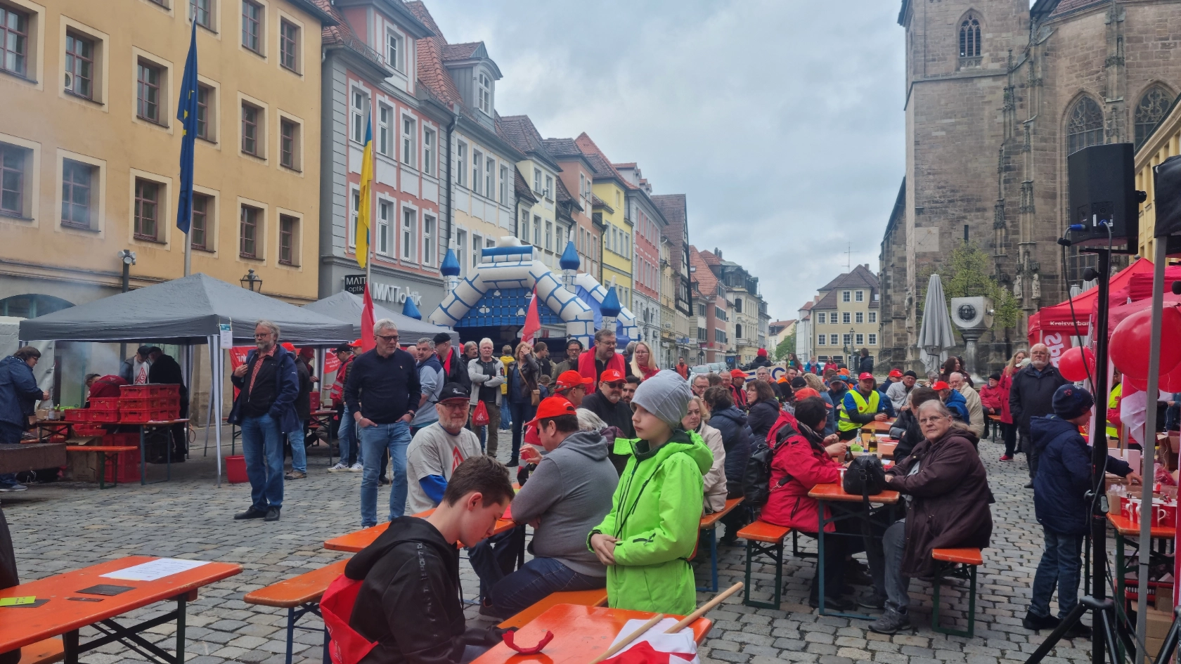 Viele Gewerkschafter*innen feiern gemeinsam auf der Kundgebung den 1.Mai in Ansbach