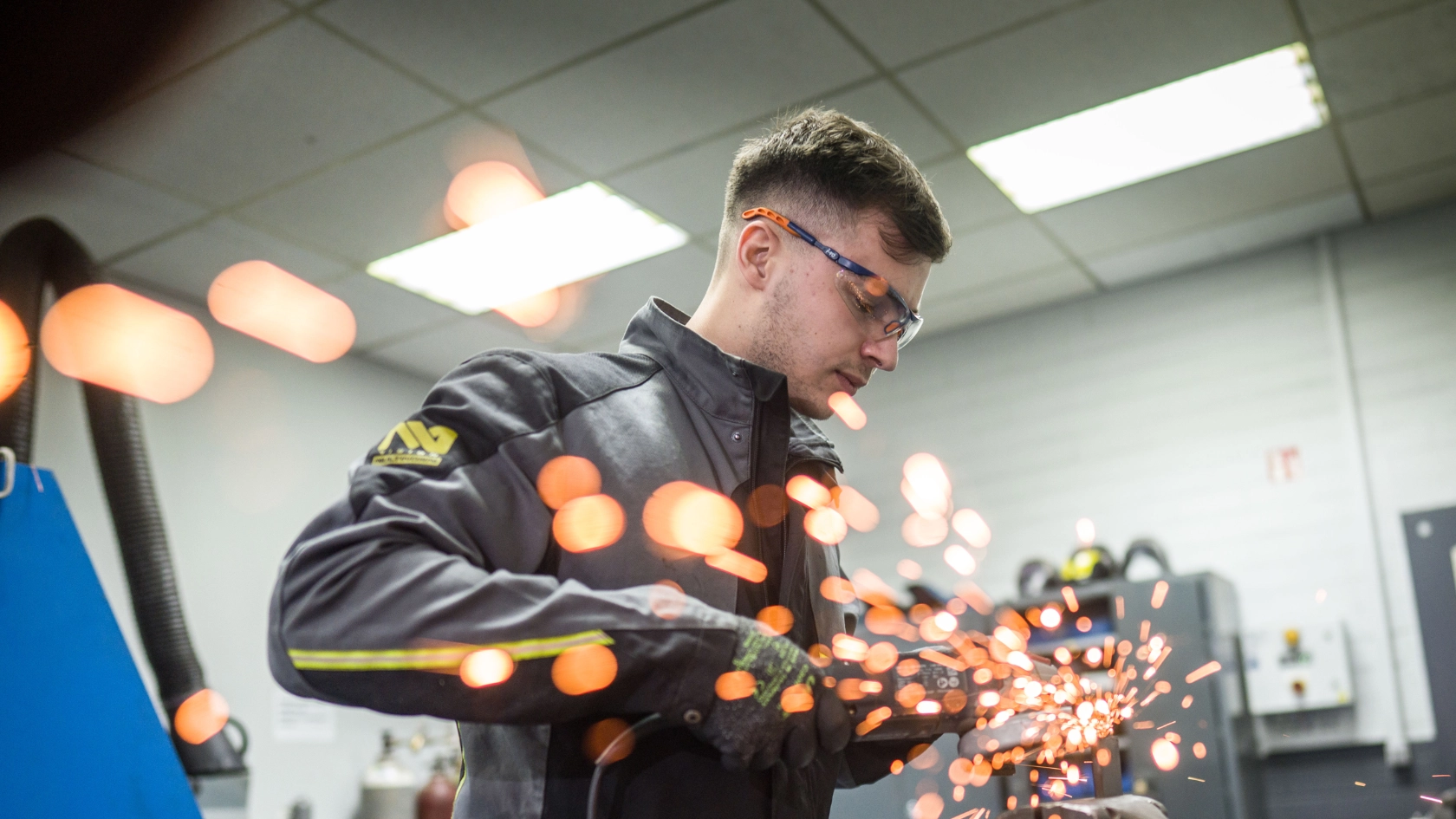 Azubi Tim Jannik Bangel bei Schunk in Heuchelheim