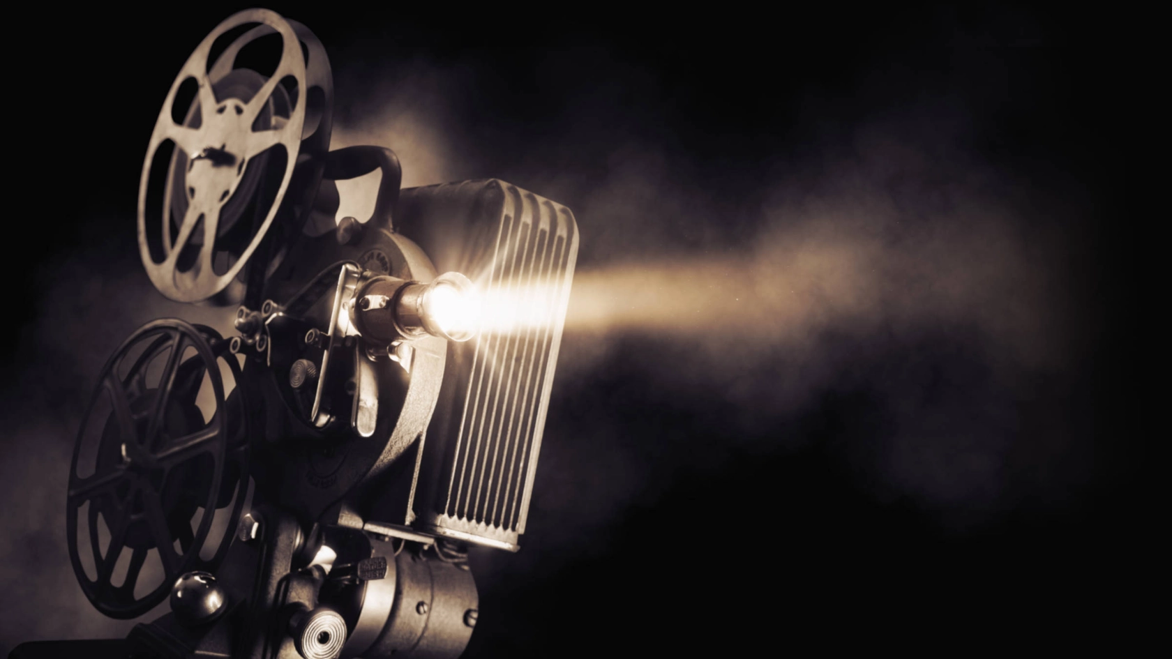 Filmprojektor leuchtet im Dunkeln