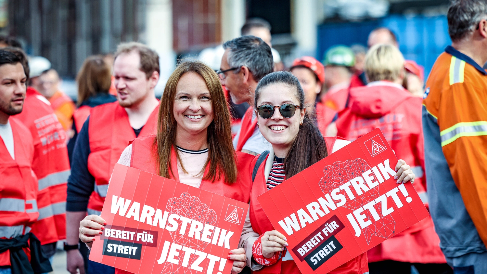 Warnstreik bei DEW in Witten: IG Metall setzt starkes Zeichen. Am 8. Juni 2022 versammelten sich etwa 900 Kolleginnen und Kollegen der Deutschen Edelstahlwerke (DEW) in Witten, um dem Warnstreikaufruf der IG Metall zu folgen. Ihr Ziel war es, ihrer Forderung nach 8,2% mehr Gehalt Nachdruck zu verleihen.