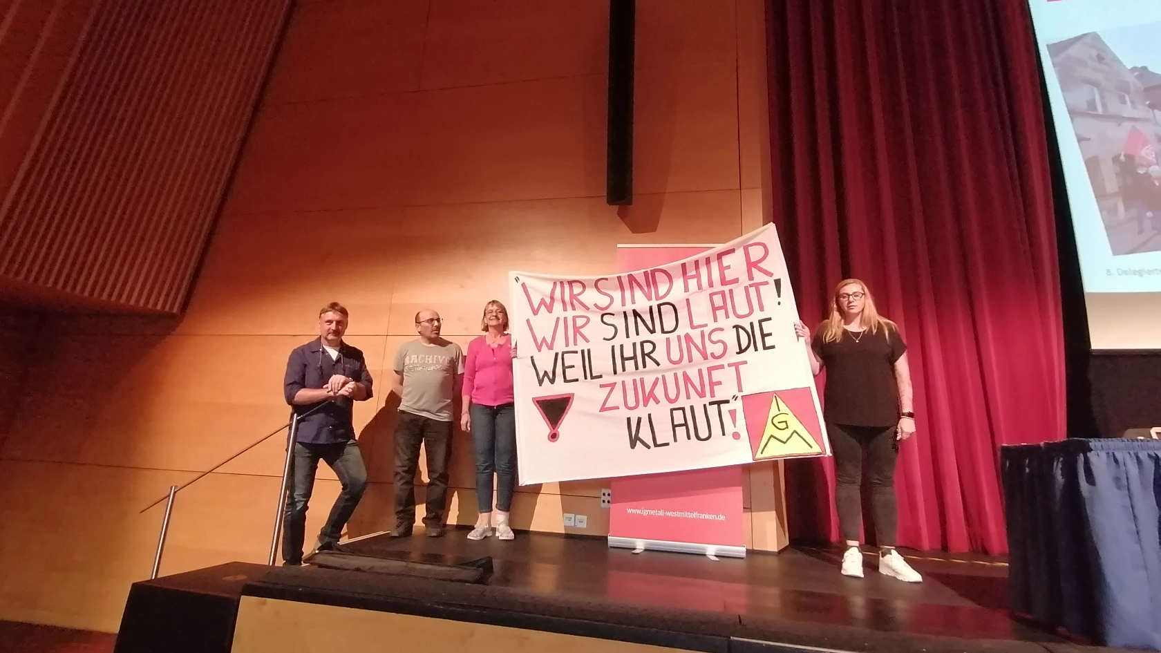 Kolleg*innen der Firma Elring-Klinger halten ein Transparent mit der Aufschrift: "Wir sind hier, wir sind laut, weil ihr uns die Zukunft klaut!" 