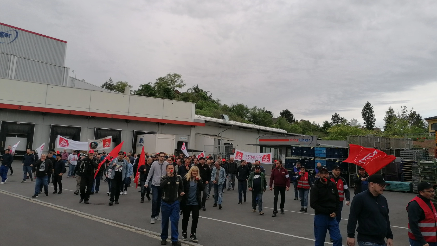 Die Beschäftigten stehen vor dem Werk in Langenzenn und protestieren.