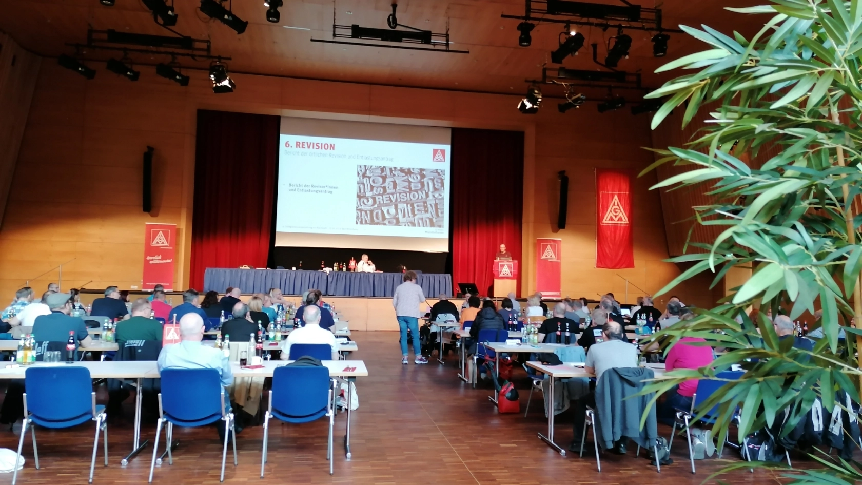 Das Plenum der Delegiertenversammlung mit einer Palme im Vordergrund 