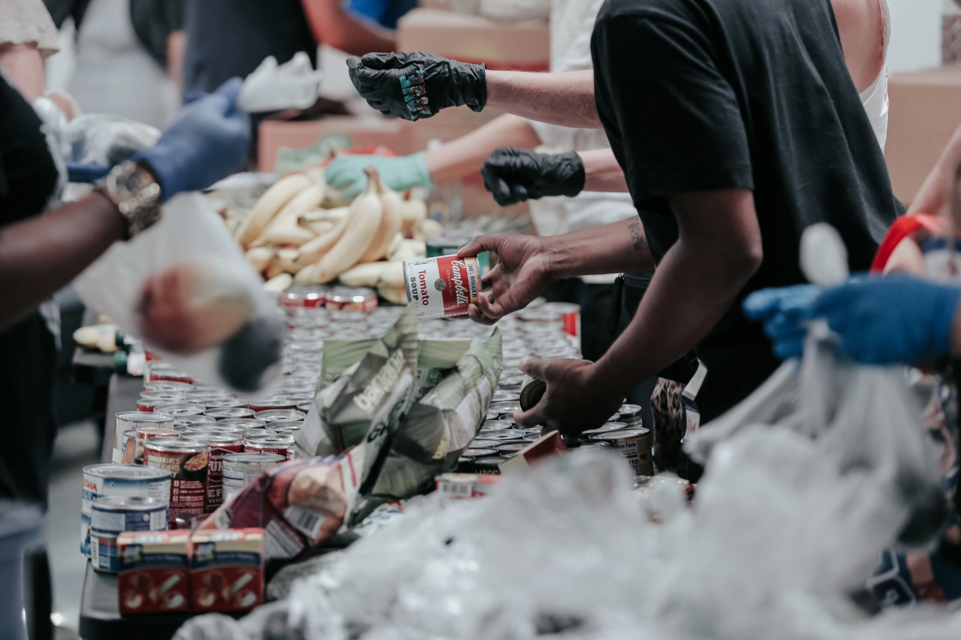 Menschen teilen Lebensmittelspenden aus 