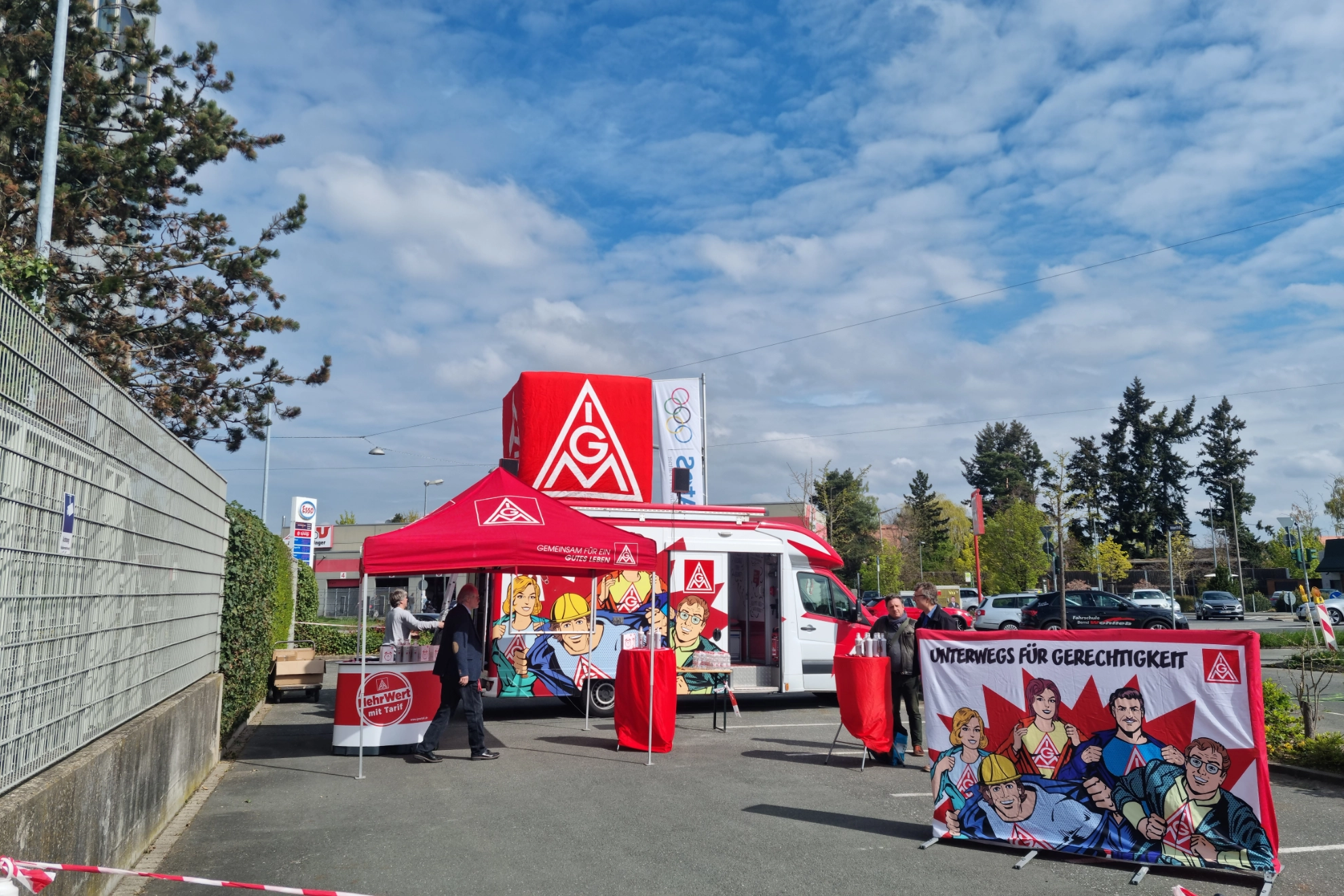 Roter Truck der Roadshow mit rotem IG Metall-Pavillon, Stehtischen, Werbewand Fairwandel und Werbematerialien