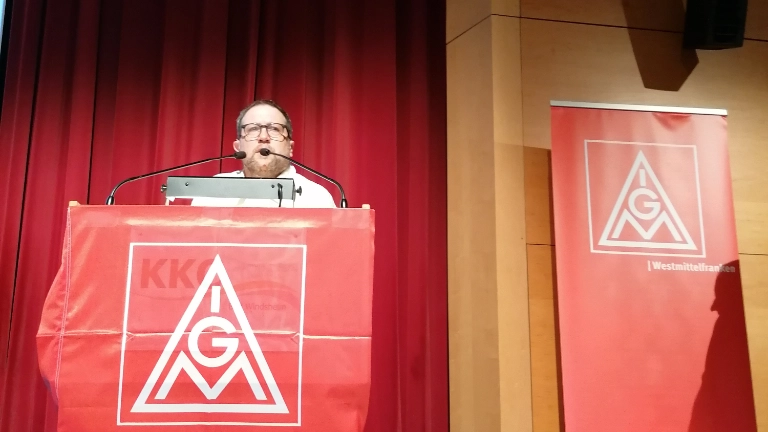 Kollege Jan Körper steht hinter dem Rednerpult und hält seine Rede zur Nachwahl des 2. Bevollmächtigten.