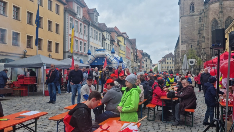 Viele Gewerkschafter*innen feiern gemeinsam auf der Kundgebung den 1.Mai in Ansbach