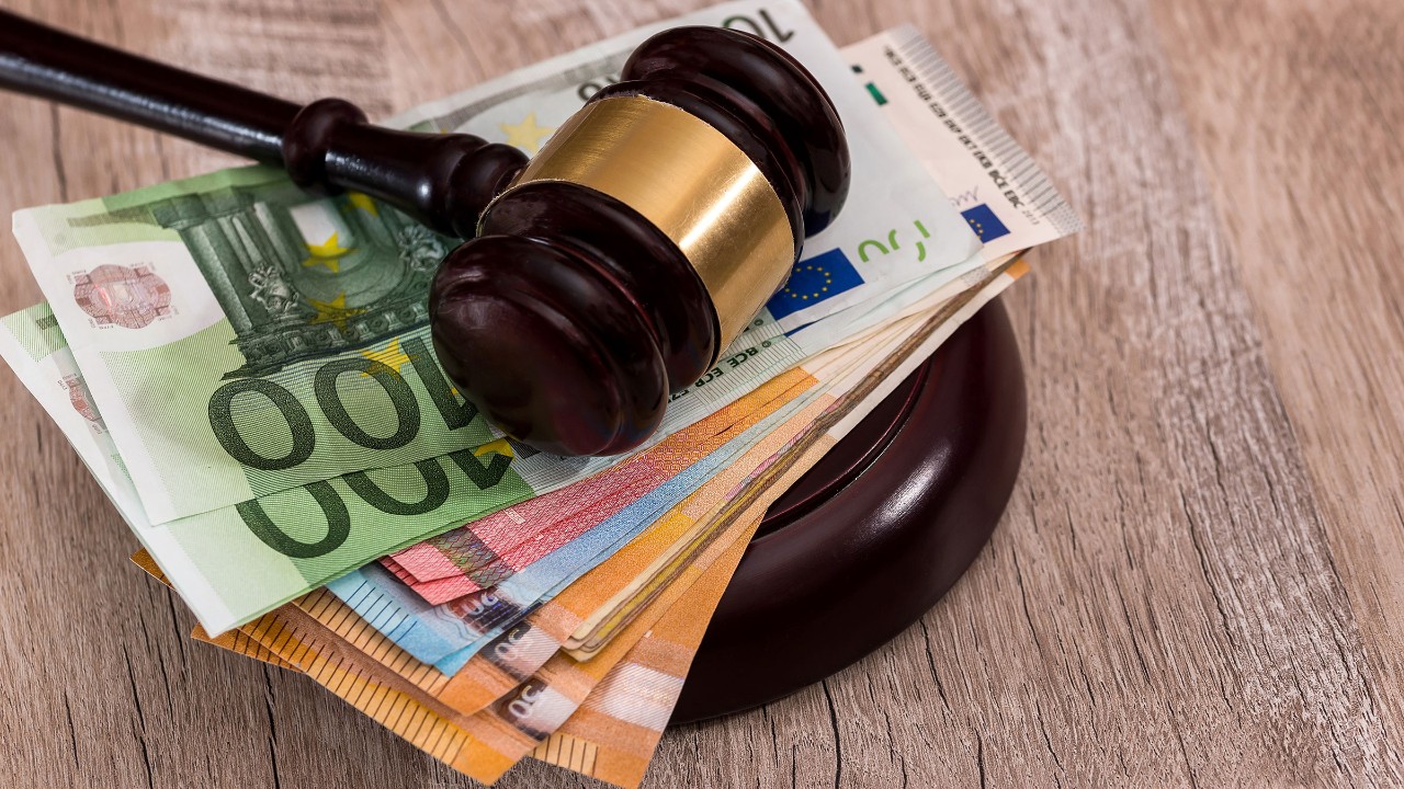 Richtergavel auf  einem Stapel Euro-Banknoten